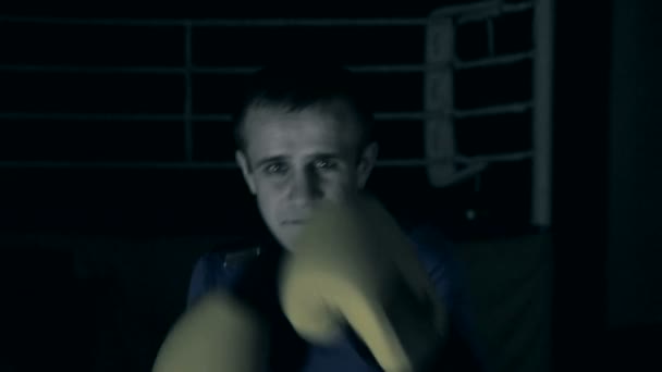 Kaukasischer Mann steht vor einer Kamera Schattenboxen. — Stockvideo