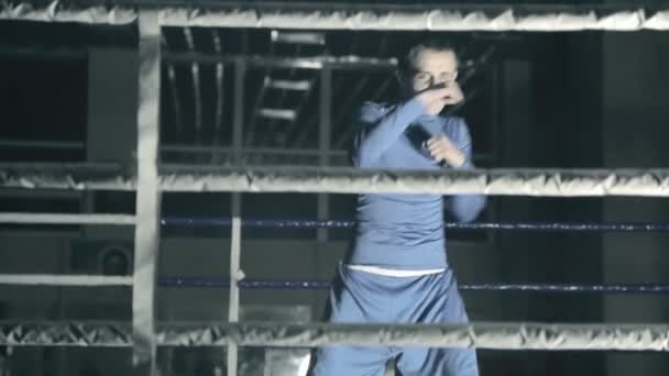 Boxer dans le ring trains coups rapides. se préparant pour la bataille. Fond sombre — Video