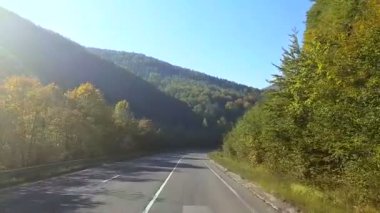 Pencere görünümünden Araba, otobüs, tren. Güneşli bir gün seyahat.