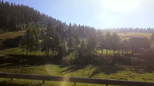 Widok okna z samochodu, autobusu, pociągu. Podróży słoneczny dzień. Podróży gór jesienią — Wideo stockowe