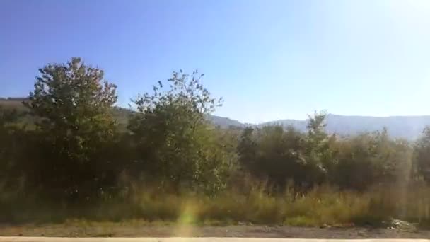 Okno zobrazení od auto, autobus, vlak. Slunečný den na cestách. — Stock video
