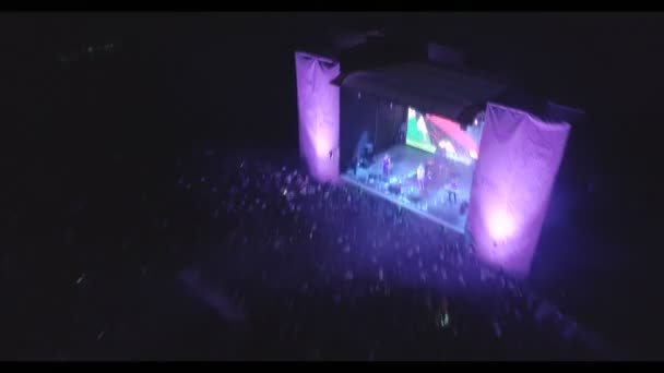 Mukachevo, Ukraina - 01 November 2017: Flex familjedag. Aerial skott konsert av Flex företag i staden av Mukachevo. Prestanda på scenen. Körning offentlig dans till musik. — Stockvideo