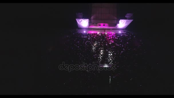Mukačevo, Ukrajina - 01 listopadu 2017: Flex den rodiny. Letecký záběr koncert společnosti Flex v městě Mukačevo. Vystoupení na pódiu. Jízdy veřejnosti, tanec na hudbu. — Stock video