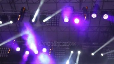 Büyük sahne aydınlatma. Farklı renklerde yanıp sönen ışıkları farklı yönlere hareket. Konserler, disko, gece kulüpleri, ışık.