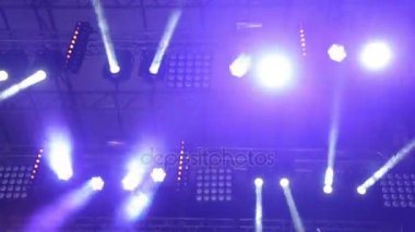 Büyük sahne aydınlatma. Farklı renklerde yanıp sönen ışıkları farklı yönlere hareket. Konserler, disko, gece kulüpleri, ışık.