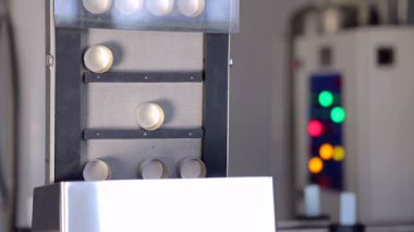 Su üretim hattı. Şişe tanıttığım için prizler otomatik hat boyunca hareket