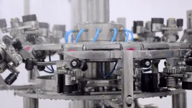 Su üretim hattı. Otomatik Robotik ekipman çalışmalarını