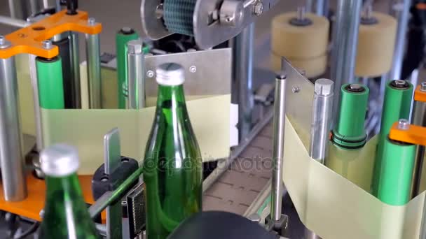 Line of water production. Labeling a bottle — Stock Video