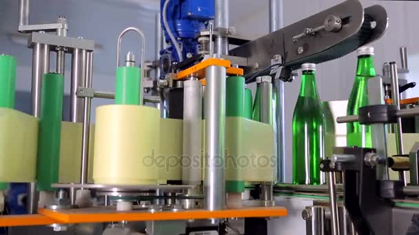 Linie der Wasserproduktion. Etikettierung einer Flasche — Stockvideo