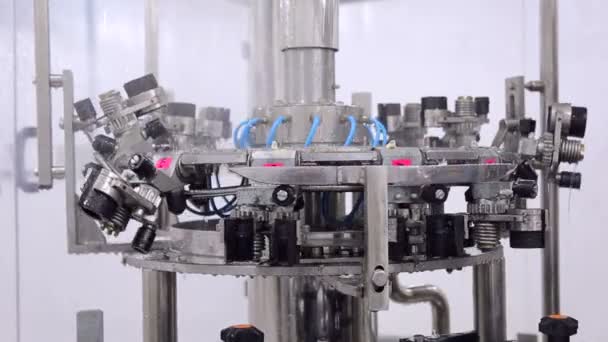 Линия производства воды. Работа автоматического роботизированного оборудования — стоковое видео