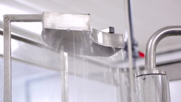 Línea de producción de agua. Trabajos de equipos robóticos automáticos — Vídeo de stock