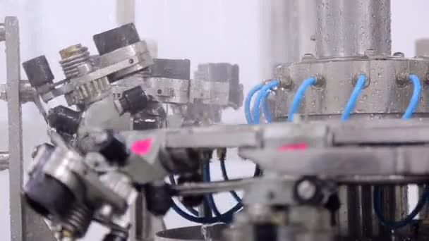 Línea de producción de agua. Trabajos de equipos robóticos automáticos — Vídeos de Stock