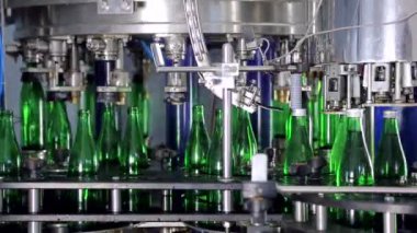 Su üretim hattı. Otomatik Robotik ekipman çalışmalarını