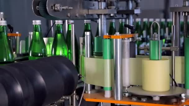 Line of water production. Labeling a bottle — Stock Video
