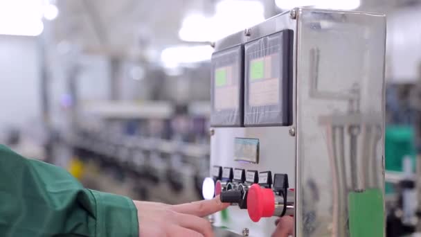 Un primer plano mans mano presiona un botón para lanzar una línea de producción . — Vídeo de stock