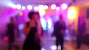 Arka plan dans bir gece kulübünde dans bulanık kişidir.
