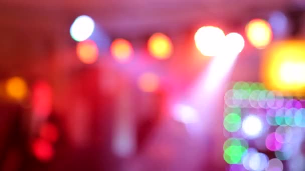 Le fond de la danse est flou les gens dansent dans une boîte de nuit .