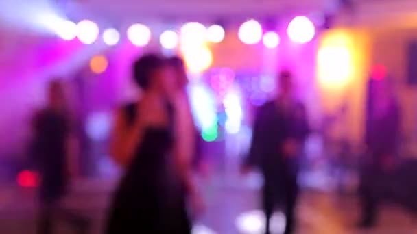 Lo sfondo della danza è offuscata persone che ballano in un nightclub . — Video Stock