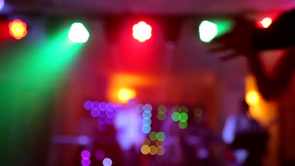 Lo sfondo della danza è offuscata persone che ballano in un nightclub . — Video Stock