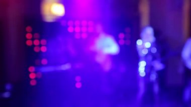 Arka plan dans bir gece kulübünde dans bulanık kişidir. Mavi ve mor renkler