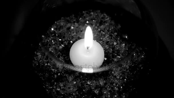 La vela es en blanco y negro sobre un fondo negro — Vídeo de stock