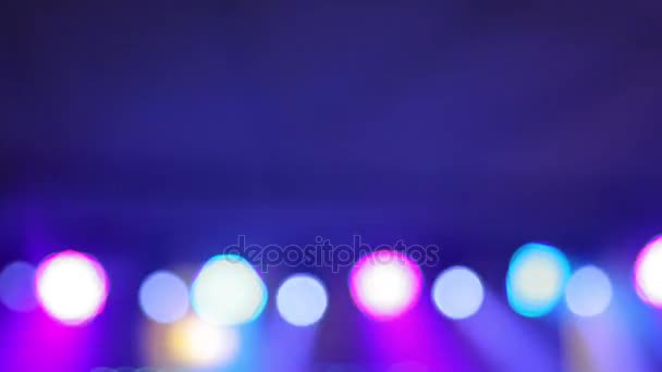 Háttérben a tánc a homályos emberek egy nightclub tánc. Kék és lila színekben — Stock videók