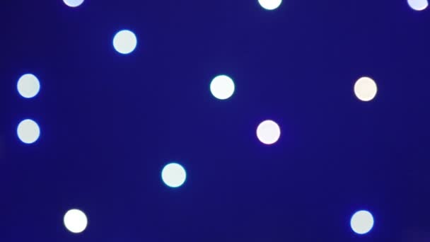 Bakgrund. De färgade cirklarna flytta på en mörk bakgrund. — Stockvideo