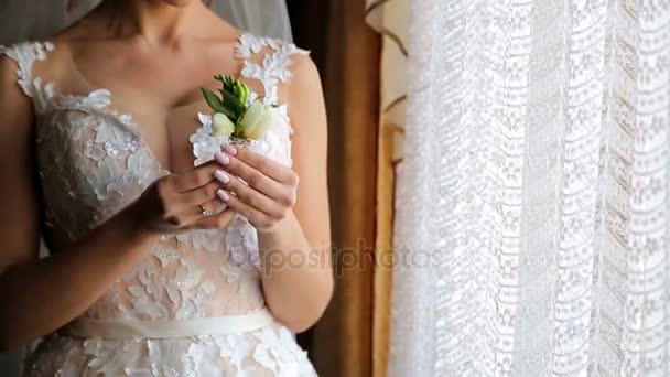 Η νύφη κρατάει το λουλούδι στην αγκαλιά της και τις στροφές της — Αρχείο Βίντεο