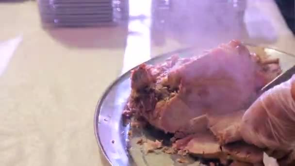 Официант режет мясо. . — стоковое видео