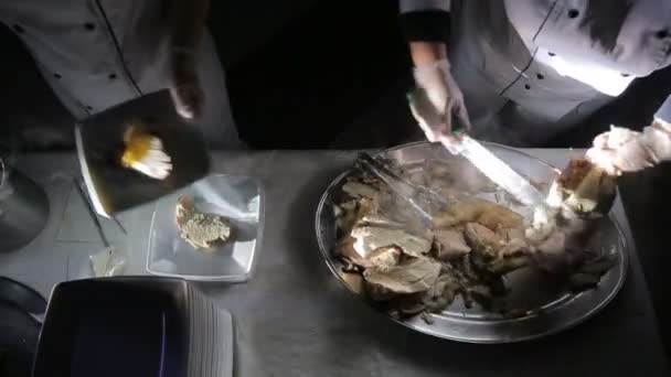O garçom corta carne . — Vídeo de Stock