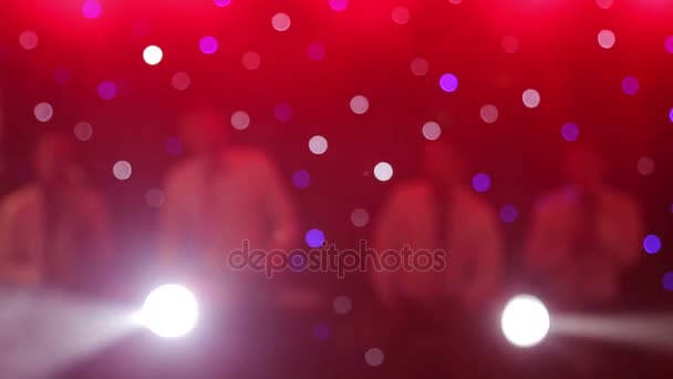 Achtergrond van de dans is wazig mensen dansen in een discotheek. Blauwe en paarse kleuren — Stockvideo