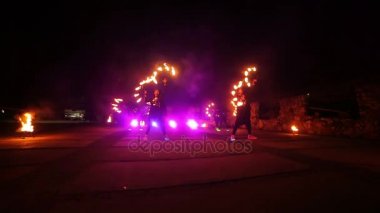 Gösteri yangın. İki kız gösterinin başında açın. Erkek ve kız ateşle dans gece Park Caddesi üzerinde gerçekleştirilen. Bölüm 3