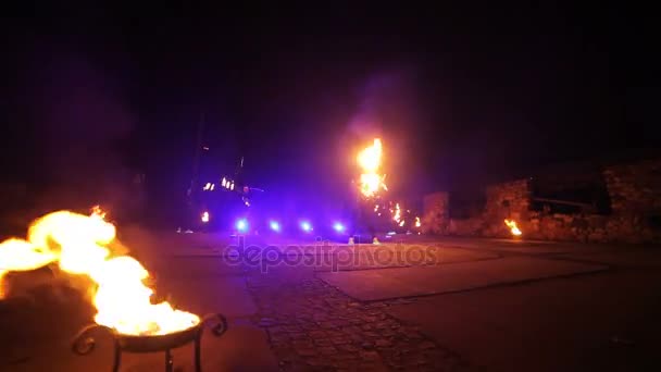 불 쇼. 전경에 있는 화상 화재. 예술가 그들의 손에 불 개체를 트위스트. 남자와 여자 길거리 공원에서 밤에 불 춤 수행. 제 2 부 — 비디오