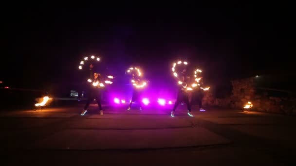 Un espectáculo de fuego. cuatro artistas abren el comienzo del espectáculo. Niños y niñas bailaban con fuego en la noche en la calle del Parque. Parte 5 — Vídeo de stock