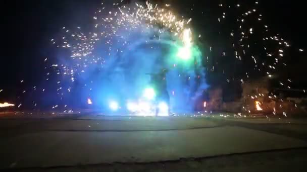 Feuerwerk. Feuershow mit tanzendem Mann. erstaunlich in der Nacht Teil 7 — Stockvideo