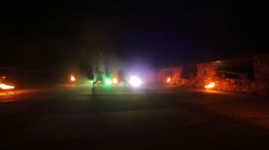 Sokak dansı. Beş dansçılar dans farklı renklerde geceleri parlayan tonları ayakkabı ile gece. Bölüm 8