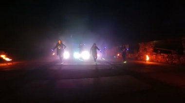 Sokak dansı. Beş dansçılar dans farklı renklerde geceleri parlayan tonları ayakkabı ile gece. Bölüm 10