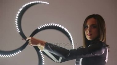 LED göstermek. Bir kadın buz bükülmüş bir sopayla elinde tutan ve ustaca sıralayacağız. Kaotik ve dinamik hareket çerçeve içinde fotoğraf makinesinin.