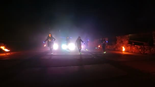Straßentanz. Fünf Tänzer tanzen in der Nacht mit Schuhen in Schattierungen, die nachts in verschiedenen Farben leuchten. Teil 10 — Stockvideo