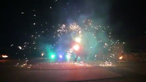 Fuegos artificiales. Un espectáculo de fuego. Niños y niñas bailan en zapatos que brillan en la noche. Parte 24 — Vídeo de stock