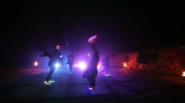 Sokak dansı. Beş dansçılar dans farklı renklerde geceleri parlayan tonları ayakkabı ile gece. Bölüm 11