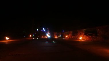 Adam hangi hareket bir resim çizer bir Led sopa elinde katlanmış. Bölüm 12