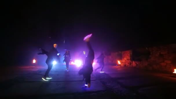 Dansul străzii. Cinci dansatori dansează noaptea cu pantofi în nuanțe care strălucesc în culori diferite pe timp de noapte. Partea 11 — Videoclip de stoc
