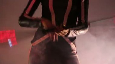 LED göstermek. Yakın çekim bir adamın elinde parlayan Led sopa katlanmış.