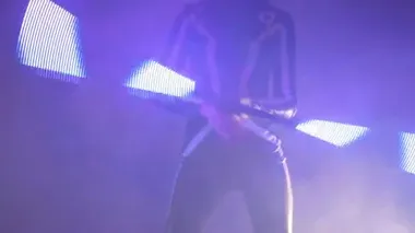 LED göstermek. Yakın çekim bir adamın elinde parlayan Led sopa katlanmış.