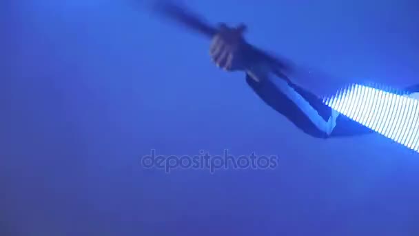 Show de Led. Close-up de um homem gira em sua mão a vara LED que brilha — Vídeo de Stock