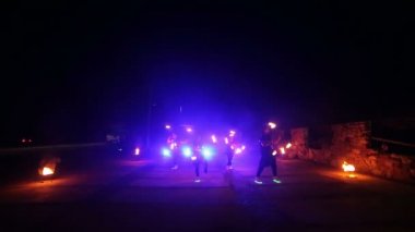 Gösteri yangın. İki kız gösterinin başında açın. Erkek ve kız ateşle dans gece Park Caddesi üzerinde gerçekleştirilen. Bölüm 13