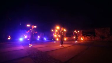 Yangın gece inanılmaz göster. Gece ateşle dans ediyor. Bölüm 14
