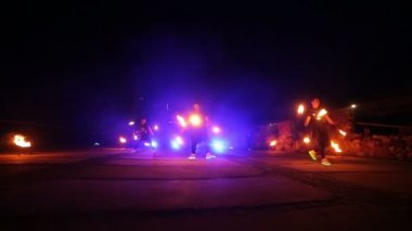 Gösteri yangın. Erkek ve kız dans geceleri. Gösteri yangın. Atma o yanık yapışır. Ateşle dans gece Park Caddesi üzerinde gerçekleştirilen. Bölüm 16