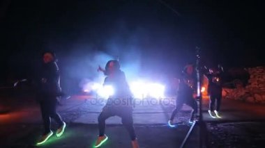 Sokak dansı. Beş dansçılar dans farklı renklerde geceleri parlayan tonları ayakkabı ile gece. Bölüm 25